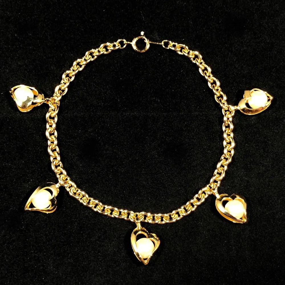 BRACELET - GOLD-TONE CHAIN WITH 5 HEARTS EACH HOLDING A FAUX PEARL - Picture 2 of 10